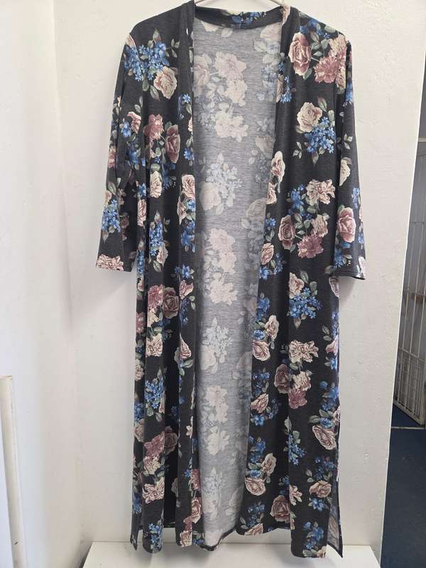 Beautiful Long Coat - Size 2XL - Grey with floral detail
