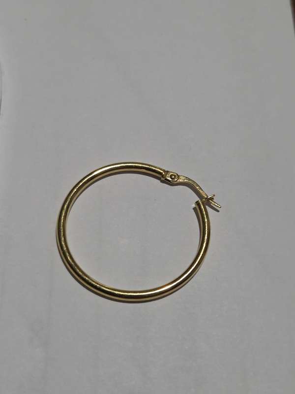 1 x Gold stamped loop earring - Diameter 3cm - Only one earring