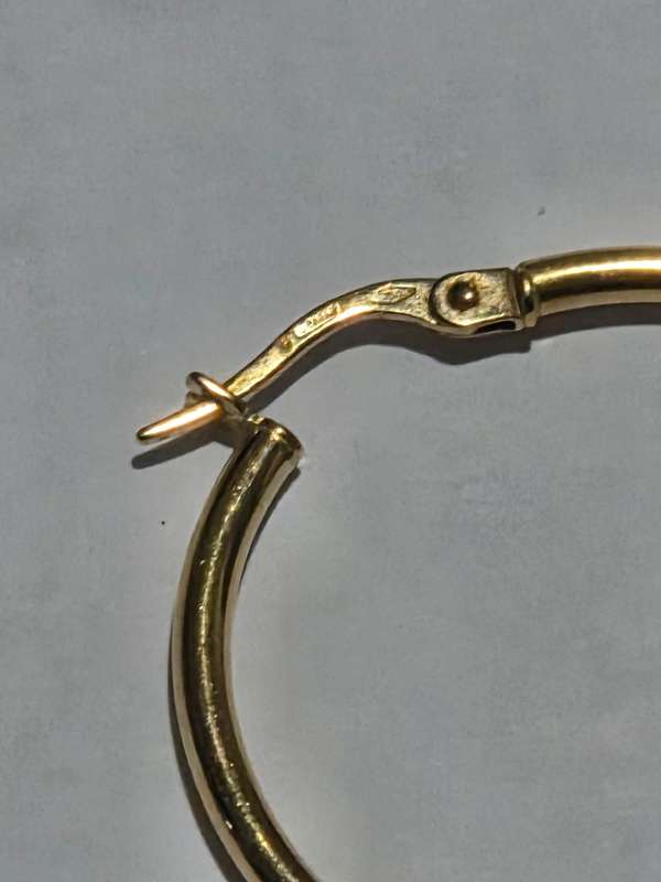 1 x Gold stamped loop earring - Diameter 3cm - Only one earring