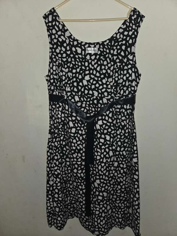 Beautiful Donna Claire Black and White dress - Size 20