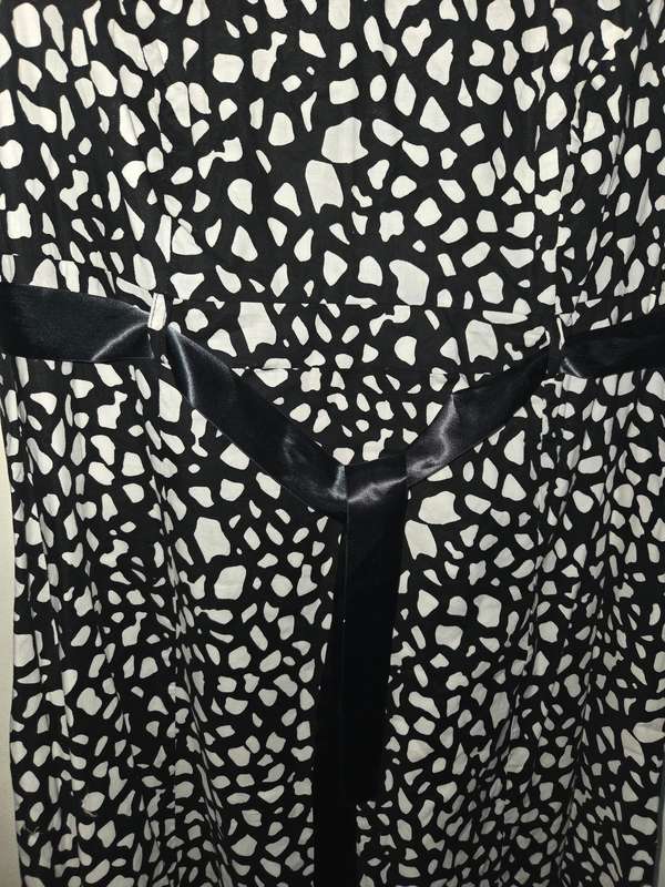 Beautiful Donna Claire Black and White dress - Size 20