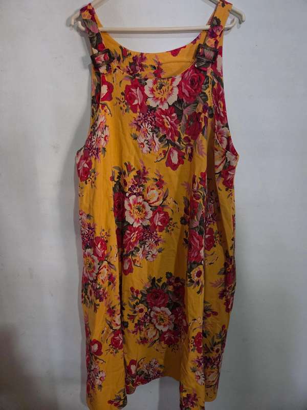 Beautiful Dress with pockets- Size 44