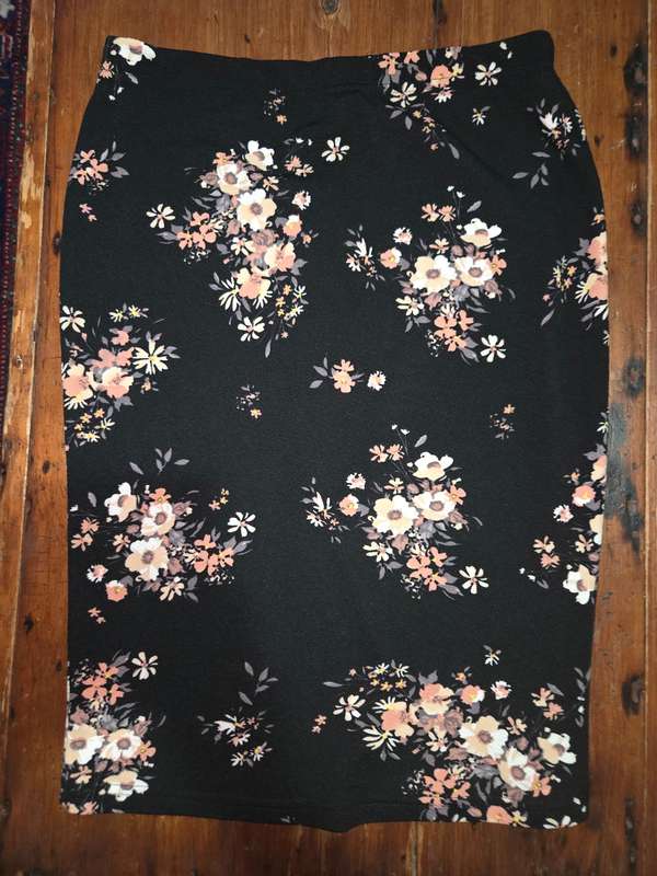 Skirt with floral detail - Size 38