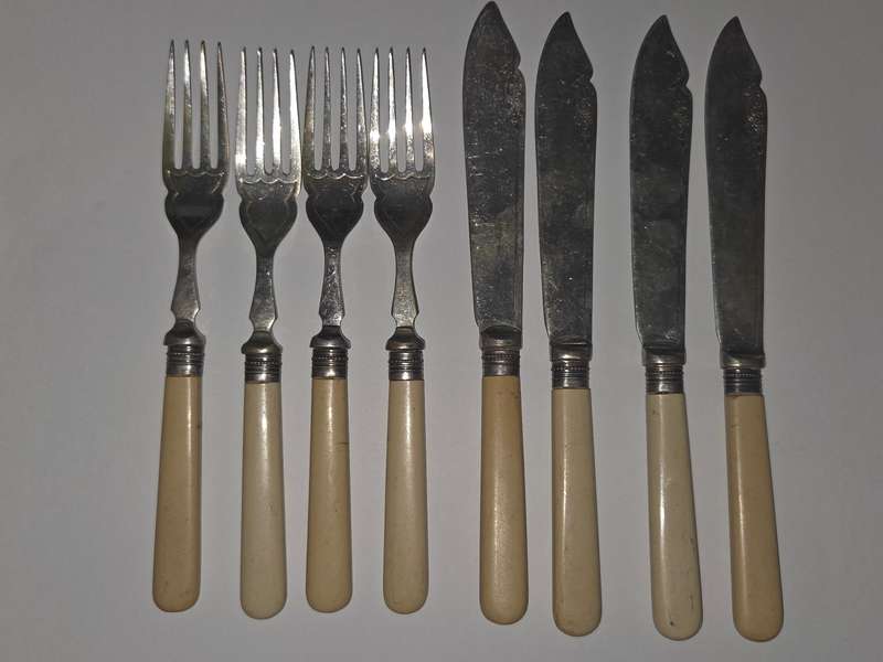 4 x Forks and 4 x Knives - Vintage EPNS cutlery