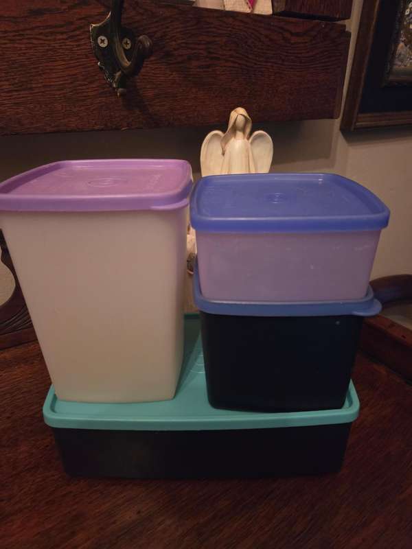 4 x Tupperware containers