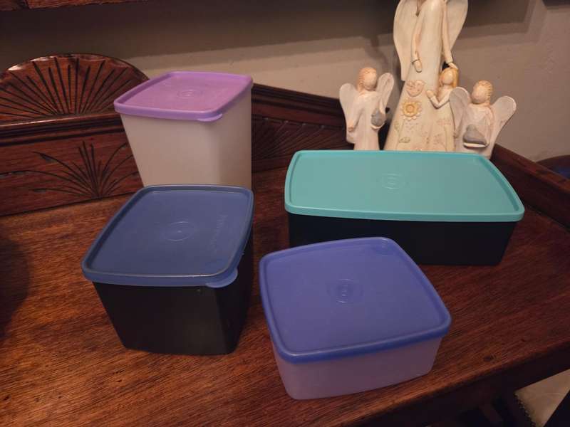 4 x Tupperware containers