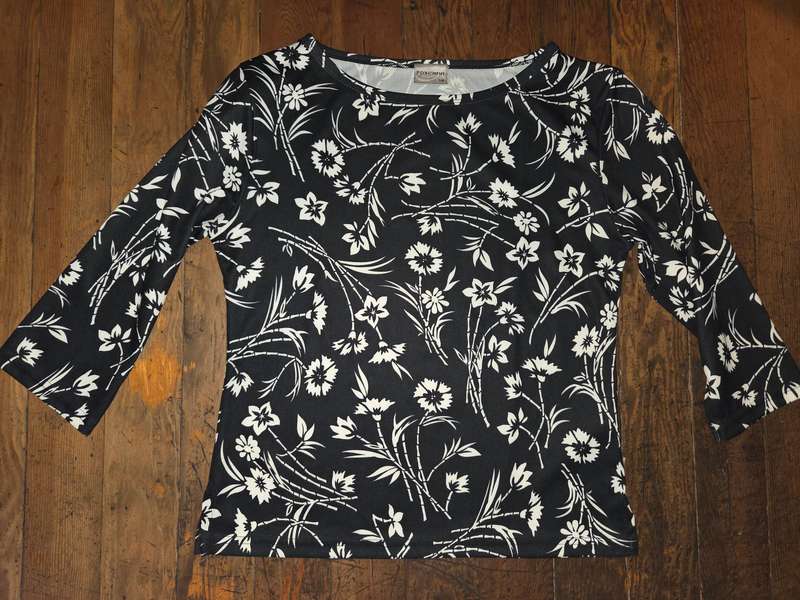Foschini Black and White top - Size 16