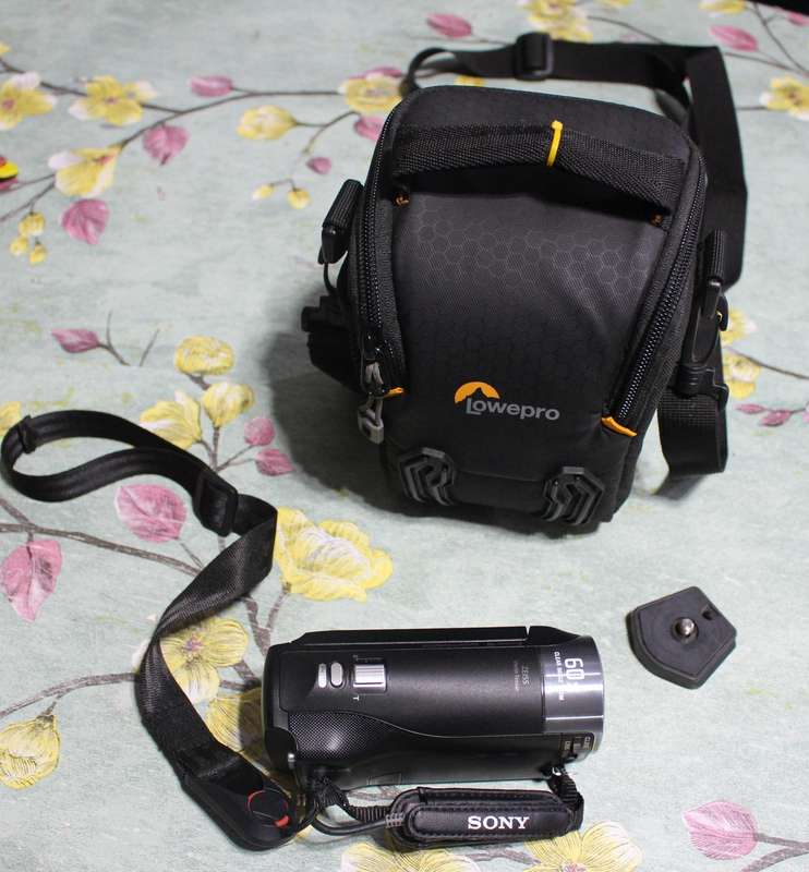 Sony HDR CX405 HD Handycam 60x Optical Zoom with bag. Sells for R10 000. Like new.