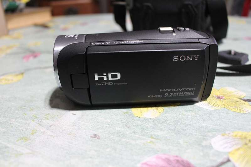Sony HDR CX405 HD Handycam 60x Optical Zoom with bag. Sells for R10 000. Like new.