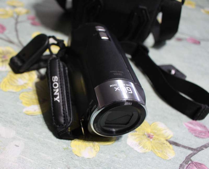 Sony HDR CX405 HD Handycam 60x Optical Zoom with bag. Sells for R10 000. Like new.