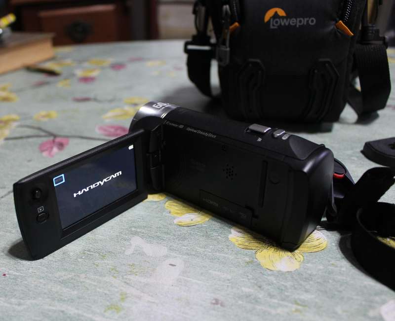 Sony HDR CX405 HD Handycam 60x Optical Zoom with bag. Sells for R10 000. Like new.