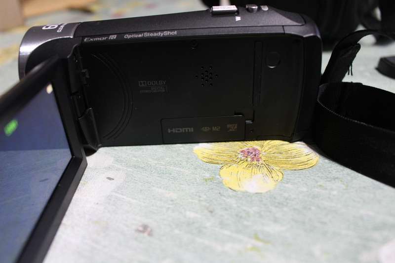 Sony HDR CX405 HD Handycam 60x Optical Zoom with bag. Sells for R10 000. Like new.