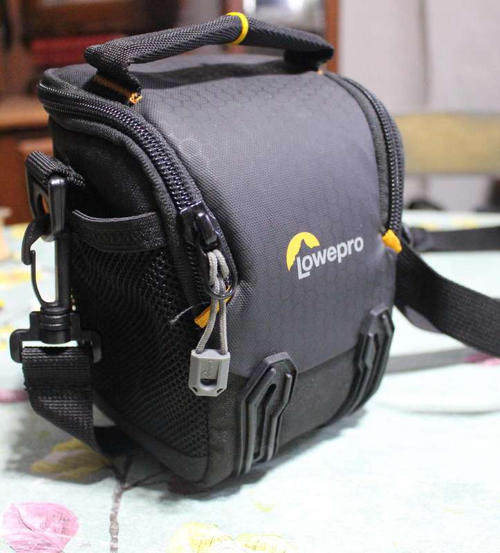 Sony HDR CX405 HD Handycam 60x Optical Zoom with bag. Sells for R10 000. Like new.