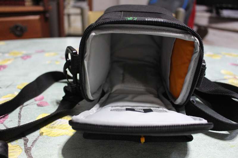 Sony HDR CX405 HD Handycam 60x Optical Zoom with bag. Sells for R10 000. Like new.