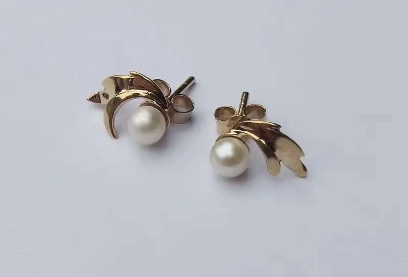 9ct gold & genuine pearl vintage stud earrings in heart shaped box  1.7g  1.4 x 0.9cm