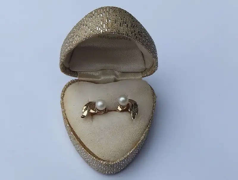 9ct gold & genuine pearl vintage stud earrings in heart shaped box  1.7g  1.4 x 0.9cm