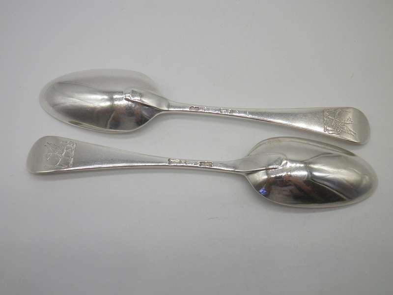 PAIR OF FINE GEORGIAN HALLMARKED SILVER RAT TAIL DESSERT SPOONS Heraldic Griffin Crest 75grms  16cm