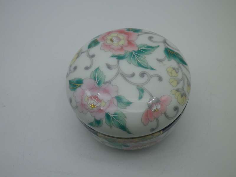 Vintage Imperial Imari Kyoto little lidded round trinket pot