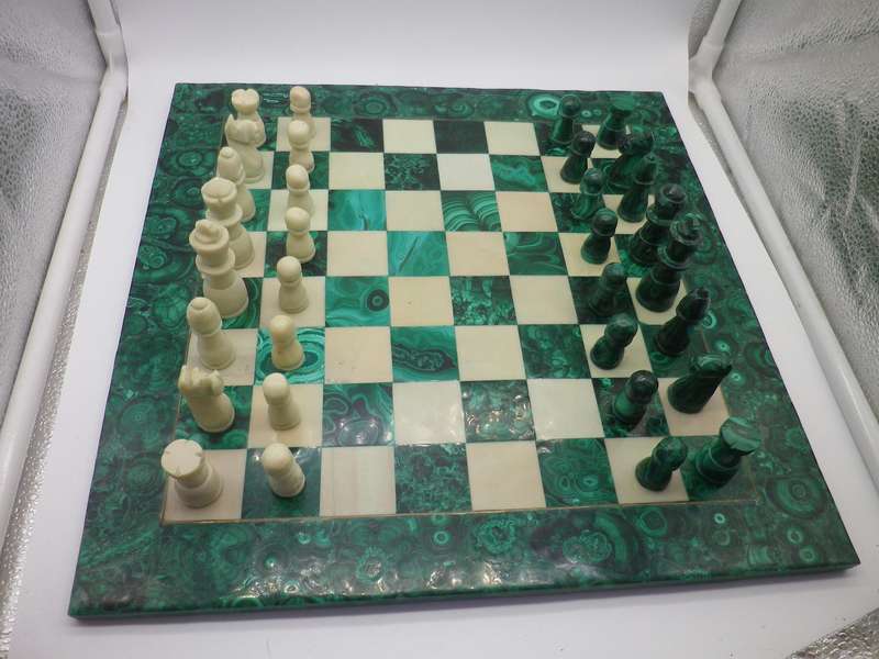 STUNNING RARE VINTAGE MALACHITE & STONE HAND CARVED STAUNTON DESIGN CHESS SET