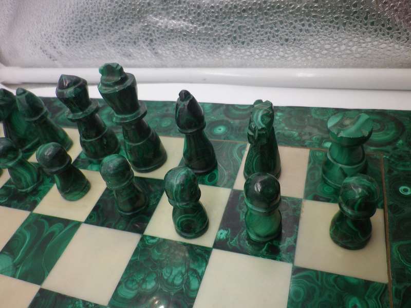 STUNNING RARE VINTAGE MALACHITE & STONE HAND CARVED STAUNTON DESIGN CHESS SET