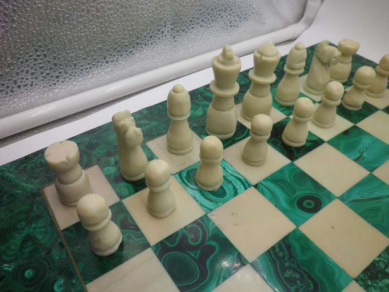 STUNNING RARE VINTAGE MALACHITE & STONE HAND CARVED STAUNTON DESIGN CHESS SET