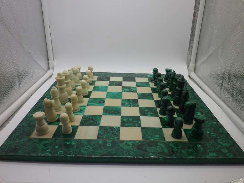 STUNNING RARE VINTAGE MALACHITE & STONE HAND CARVED STAUNTON DESIGN CHESS SET