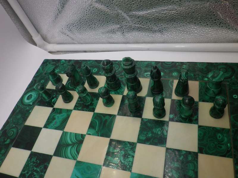 STUNNING RARE VINTAGE MALACHITE & STONE HAND CARVED STAUNTON DESIGN CHESS SET