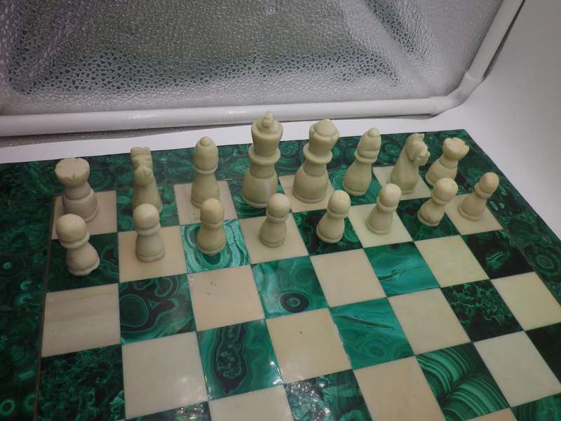STUNNING RARE VINTAGE MALACHITE & STONE HAND CARVED STAUNTON DESIGN CHESS SET
