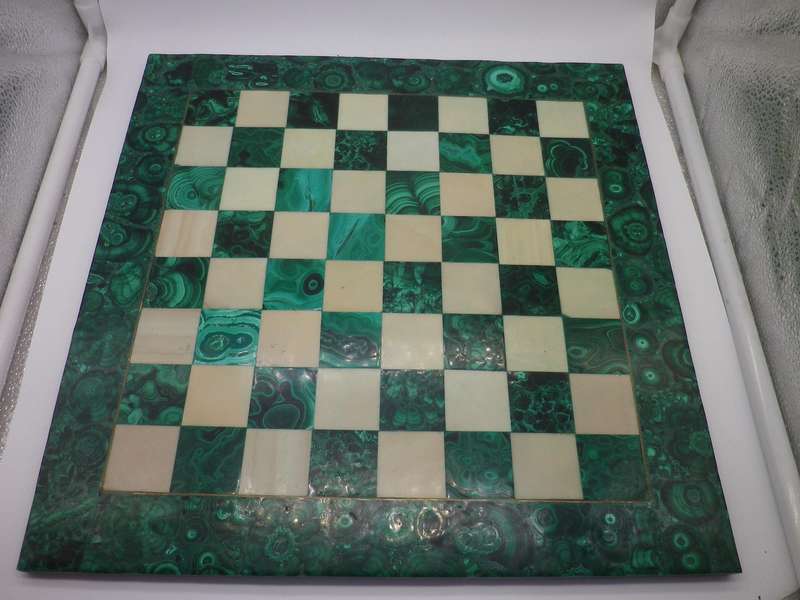 STUNNING RARE VINTAGE MALACHITE & STONE HAND CARVED STAUNTON DESIGN CHESS SET
