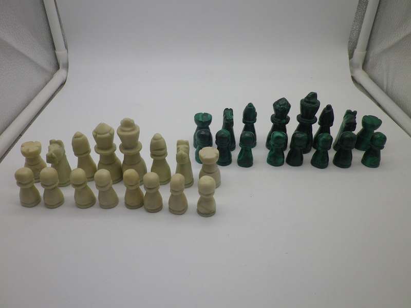 STUNNING RARE VINTAGE MALACHITE & STONE HAND CARVED STAUNTON DESIGN CHESS SET