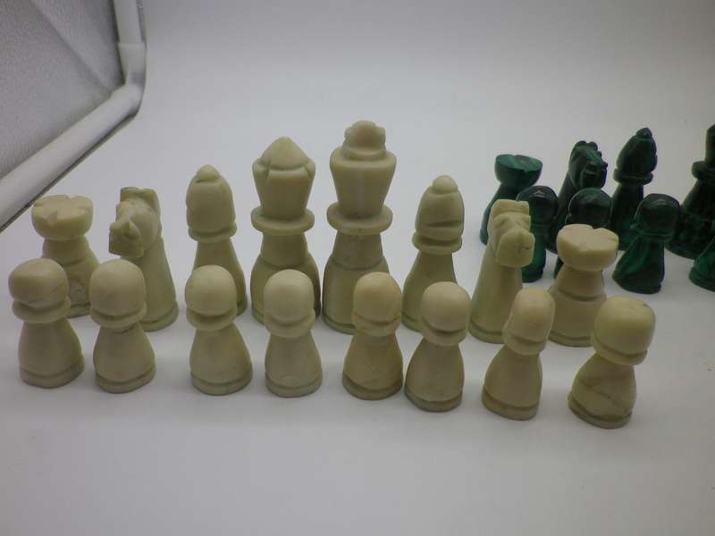 STUNNING RARE VINTAGE MALACHITE & STONE HAND CARVED STAUNTON DESIGN CHESS SET