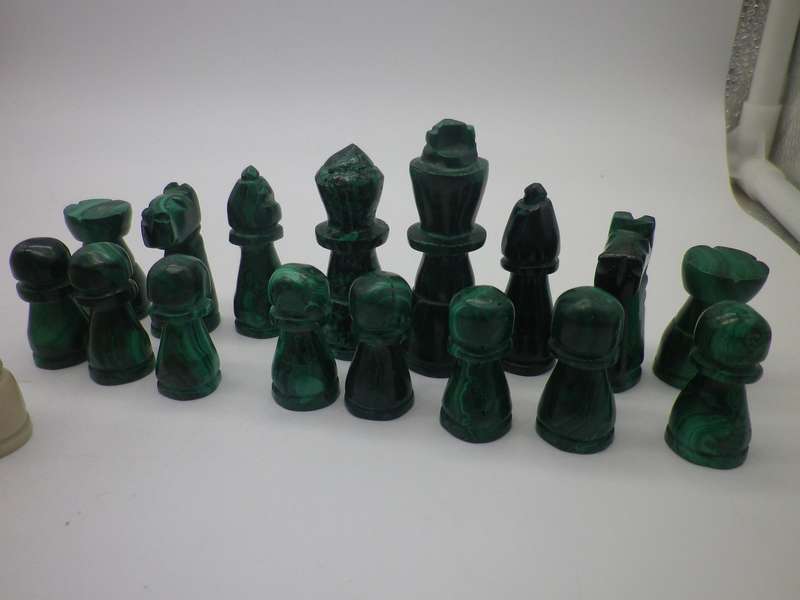 STUNNING RARE VINTAGE MALACHITE & STONE HAND CARVED STAUNTON DESIGN CHESS SET
