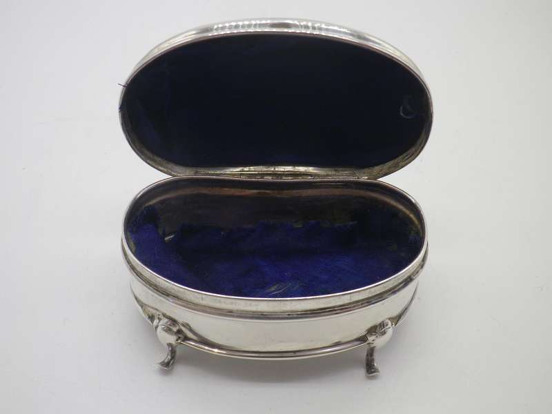 Unusual Hallmarked Sterling Silver Kidney shape trinket box. Birmingham 1909, 32g