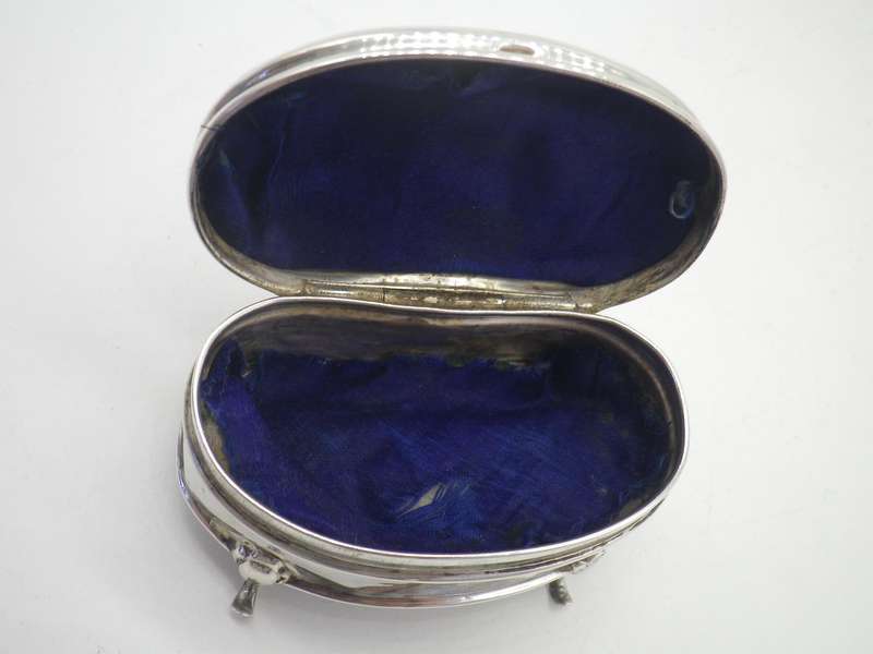 Unusual Hallmarked Sterling Silver Kidney shape trinket box. Birmingham 1909, 32g