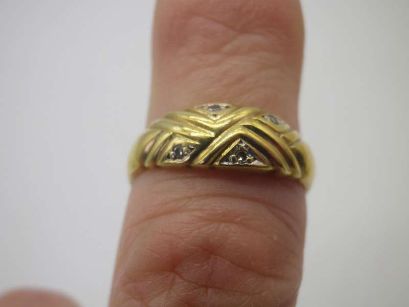 9ct Yellow Gold Vintage ring, with 4 white stones - possibly diamonds. Size: N. 2.57g
