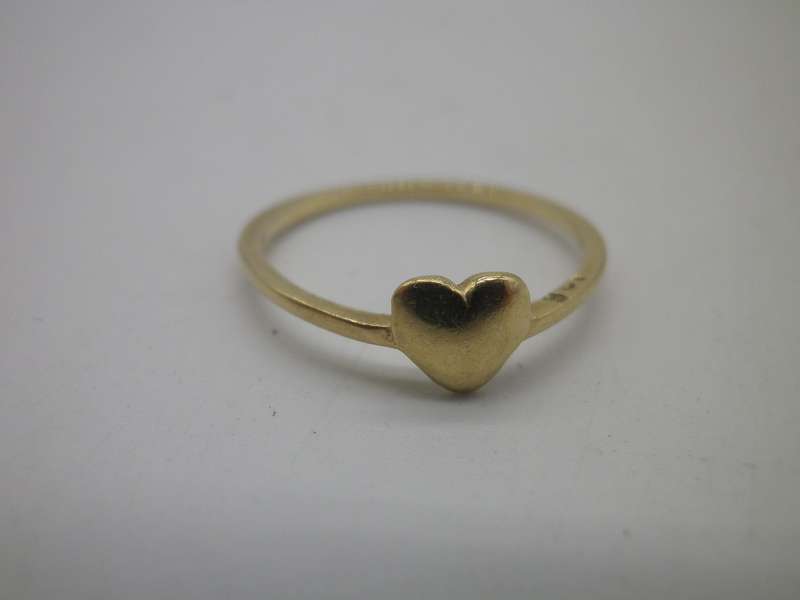 Adorable Dainty 9ct Yellow Gold HEART ring. Size: I. 0.77grams.