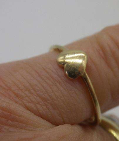 Adorable Dainty 9ct Yellow Gold HEART ring. Size: I. 0.77grams.