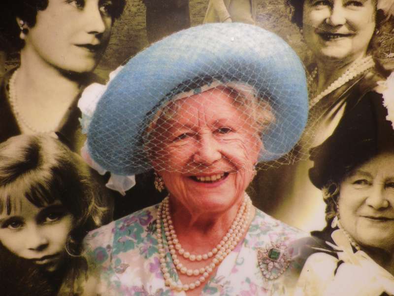 Queen Mother (England) Danbury Mint celebration display plate. Coalport 20cm