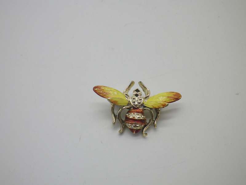 Cute BEE Costume Jewellery Brooch. 4 x 2.5cm