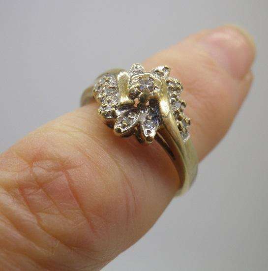 Vintage 9ct Yellow gold and Diamond ring. Size N 1/2. 3.4grams
