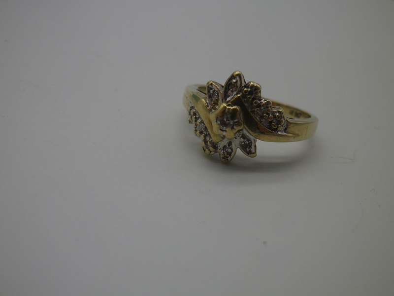 Vintage 9ct Yellow gold and Diamond ring. Size N 1/2. 3.4grams