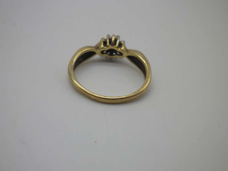 Vintage 9ct Yellow gold and Diamond ring. Size O. 2.3grams