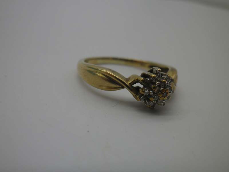 Vintage 9ct Yellow gold and Diamond ring. Size O. 2.3grams