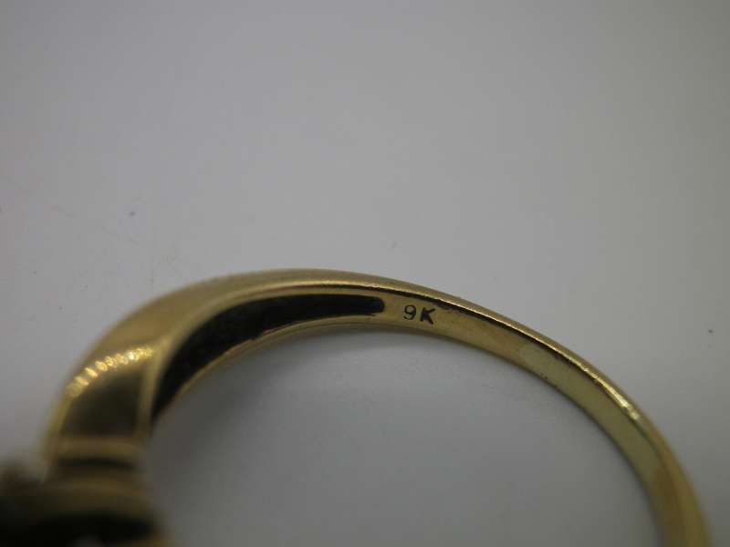 Vintage 9ct Yellow gold and Diamond ring. Size O. 2.3grams