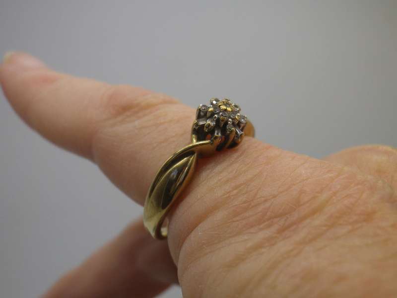 Vintage 9ct Yellow gold and Diamond ring. Size O. 2.3grams