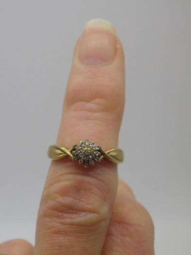 Vintage 9ct Yellow gold and Diamond ring. Size O. 2.3grams