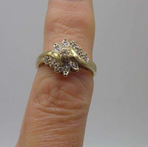 Vintage 9ct Yellow gold and Diamond ring. Size N 1/2. 3.4grams