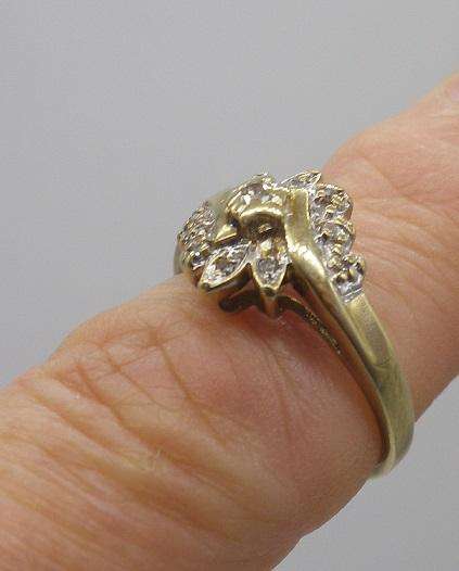 Vintage 9ct Yellow gold and Diamond ring. Size N 1/2. 3.4grams