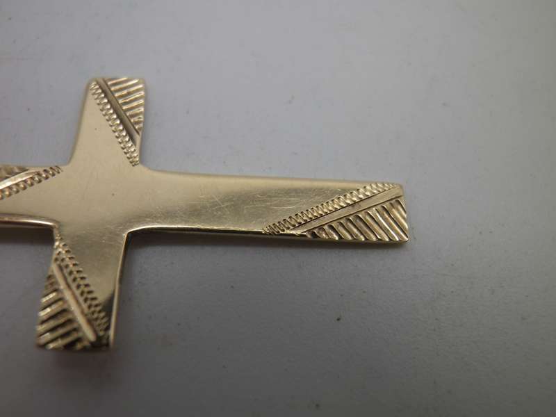 Vintage 9ct Yellow Gold Beautiful Cross pendant. 3 x 1.8cm. 1.3g