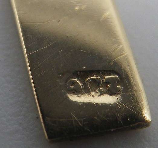 Vintage 9ct Yellow Gold Beautiful Cross pendant. 3 x 1.8cm. 1.3g